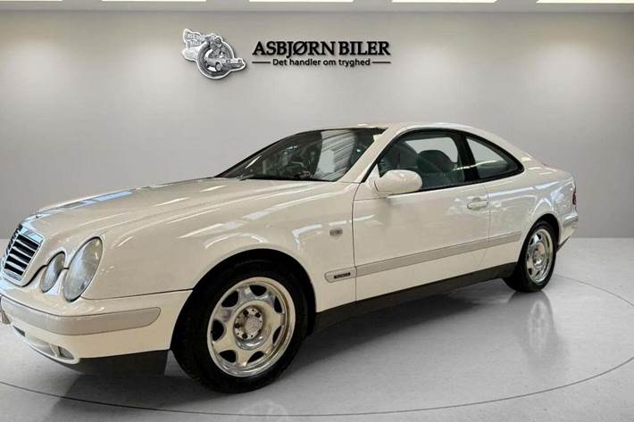 Hvid Mercedes CLK200 fra 1999 set udefra