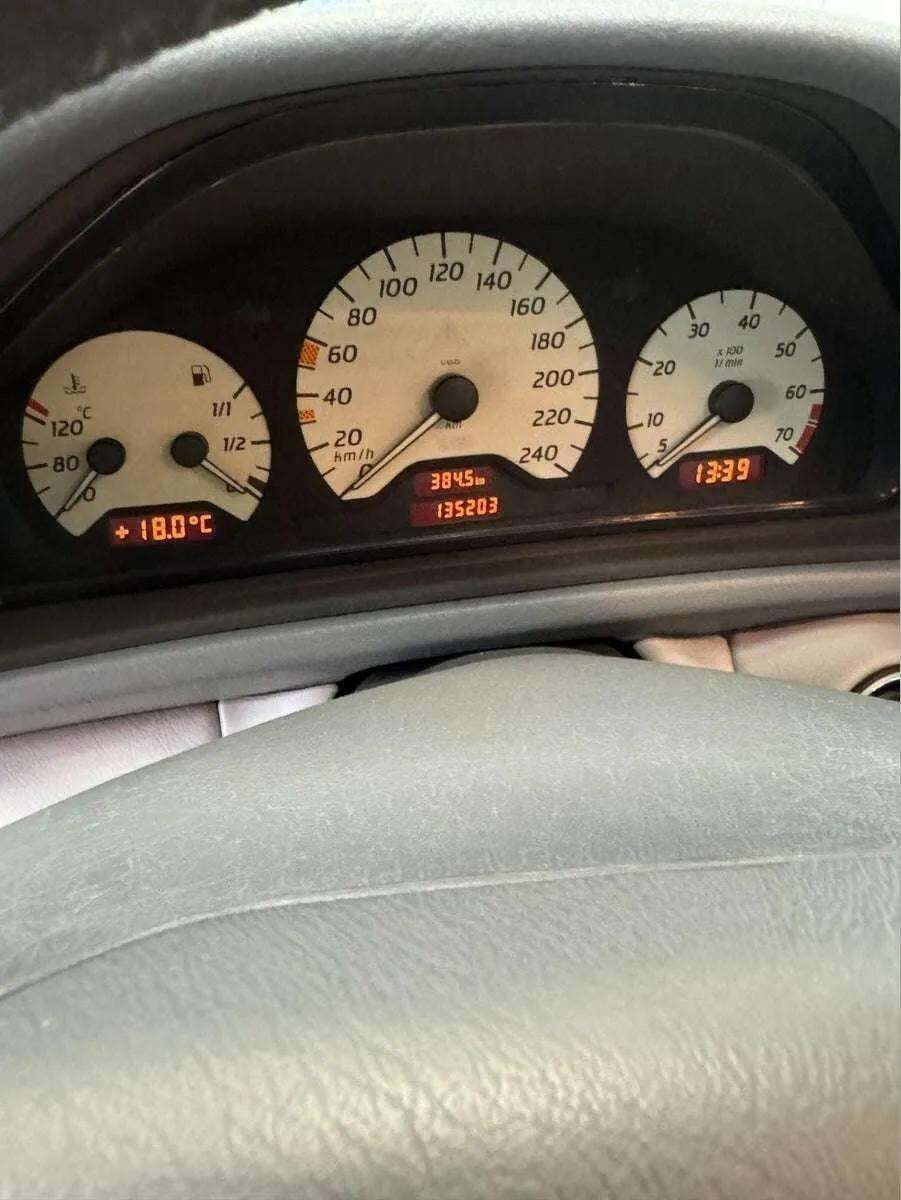 Hvid Mercedes CLK200 fra 1999 set indefra