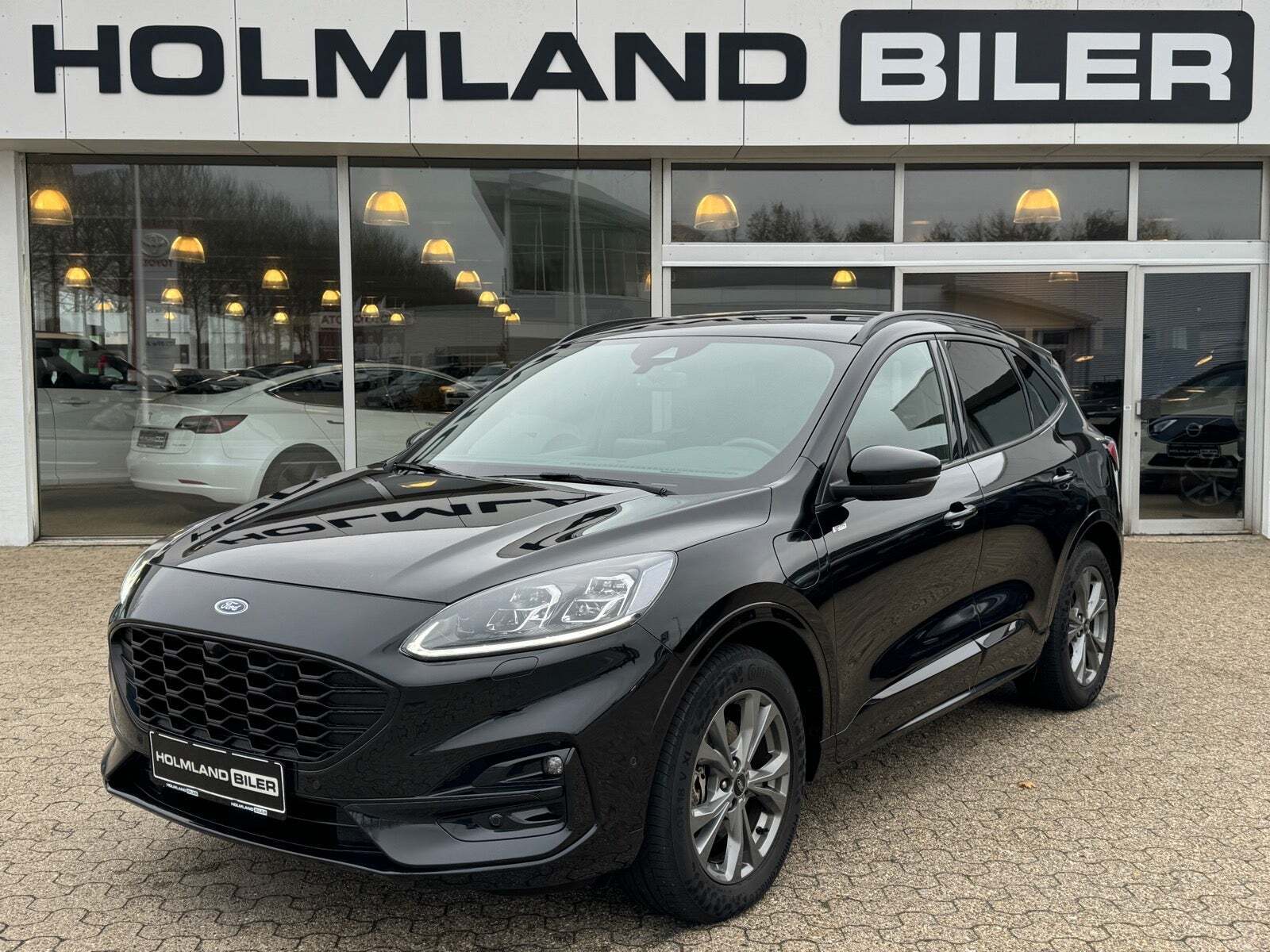 Sort Ford Kuga fra 2020 set udefra