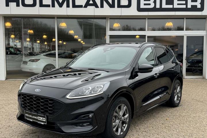 Sort Ford Kuga fra 2020 set udefra