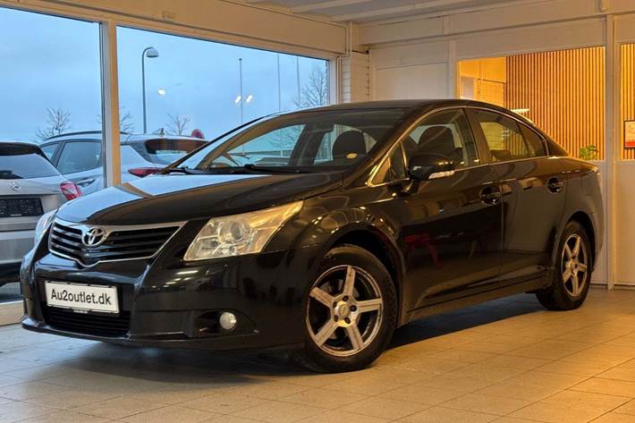 Sort Toyota Avensis fra 2011 set udefra