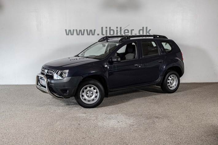 Blå Dacia Duster fra 2015 set udefra