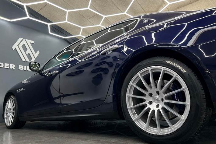 Blå Maserati Quattroporte fra 2015