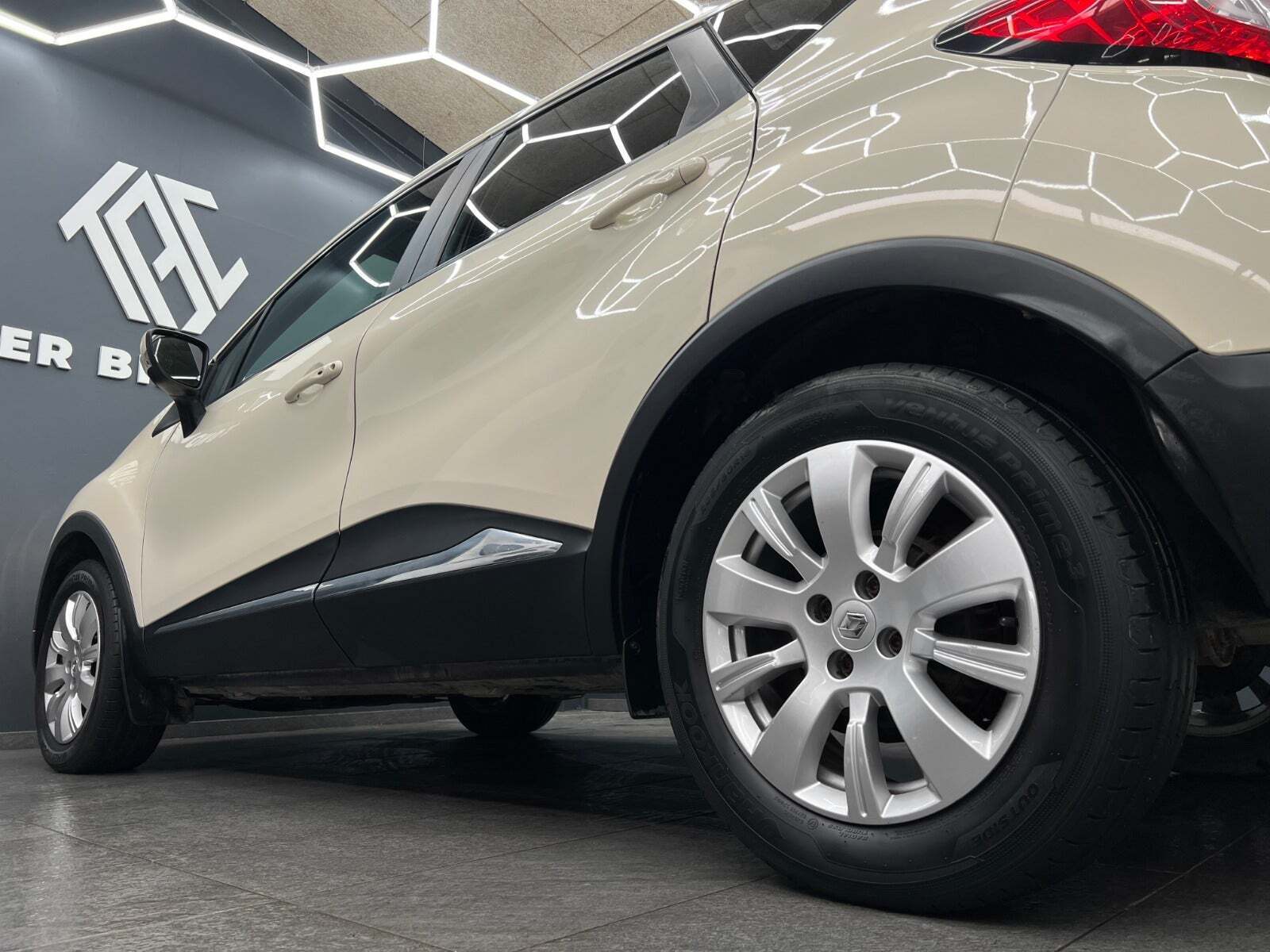 Beige Renault Captur fra 2013