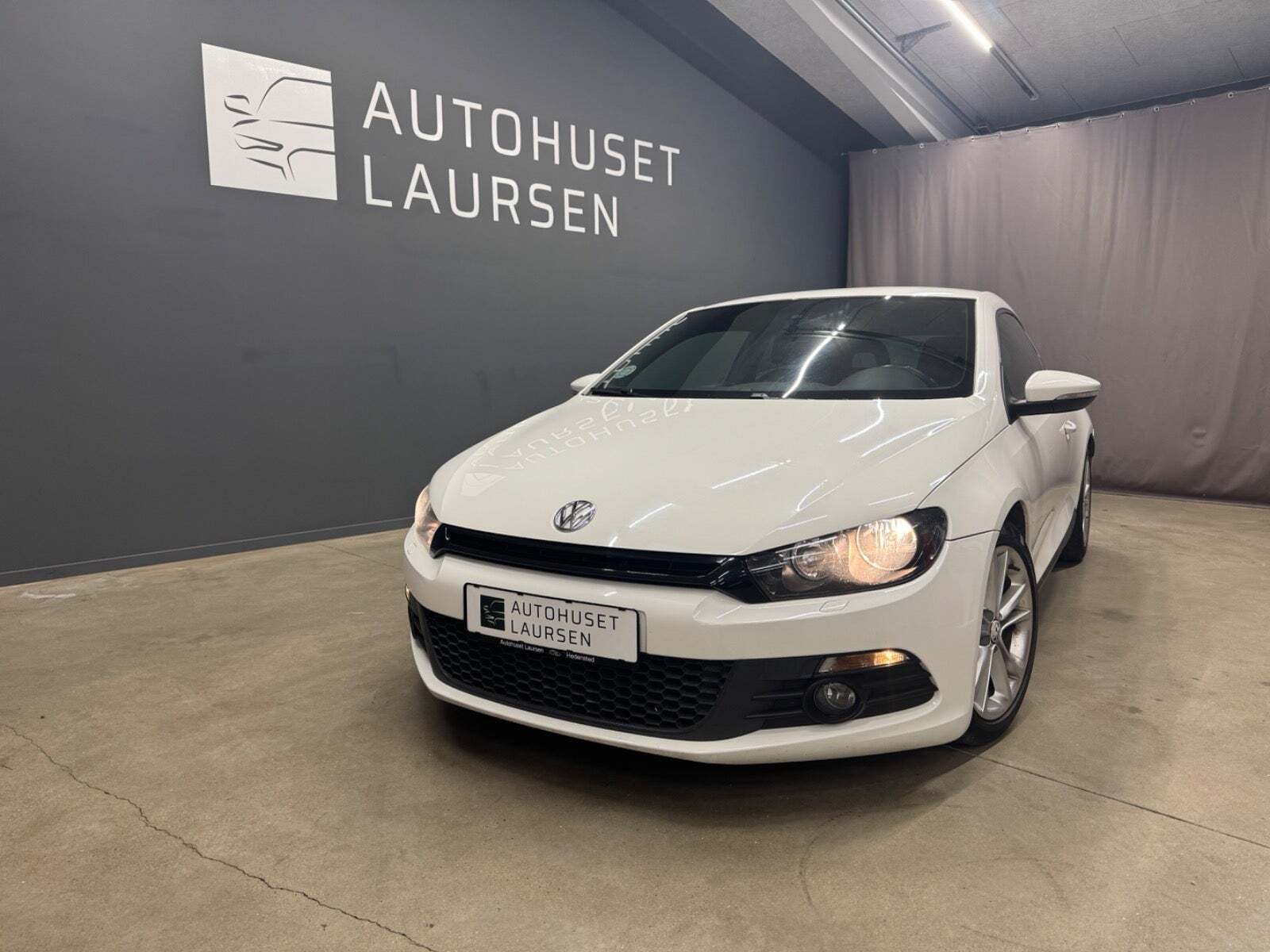 Hvid VW Scirocco fra 2011 set udefra