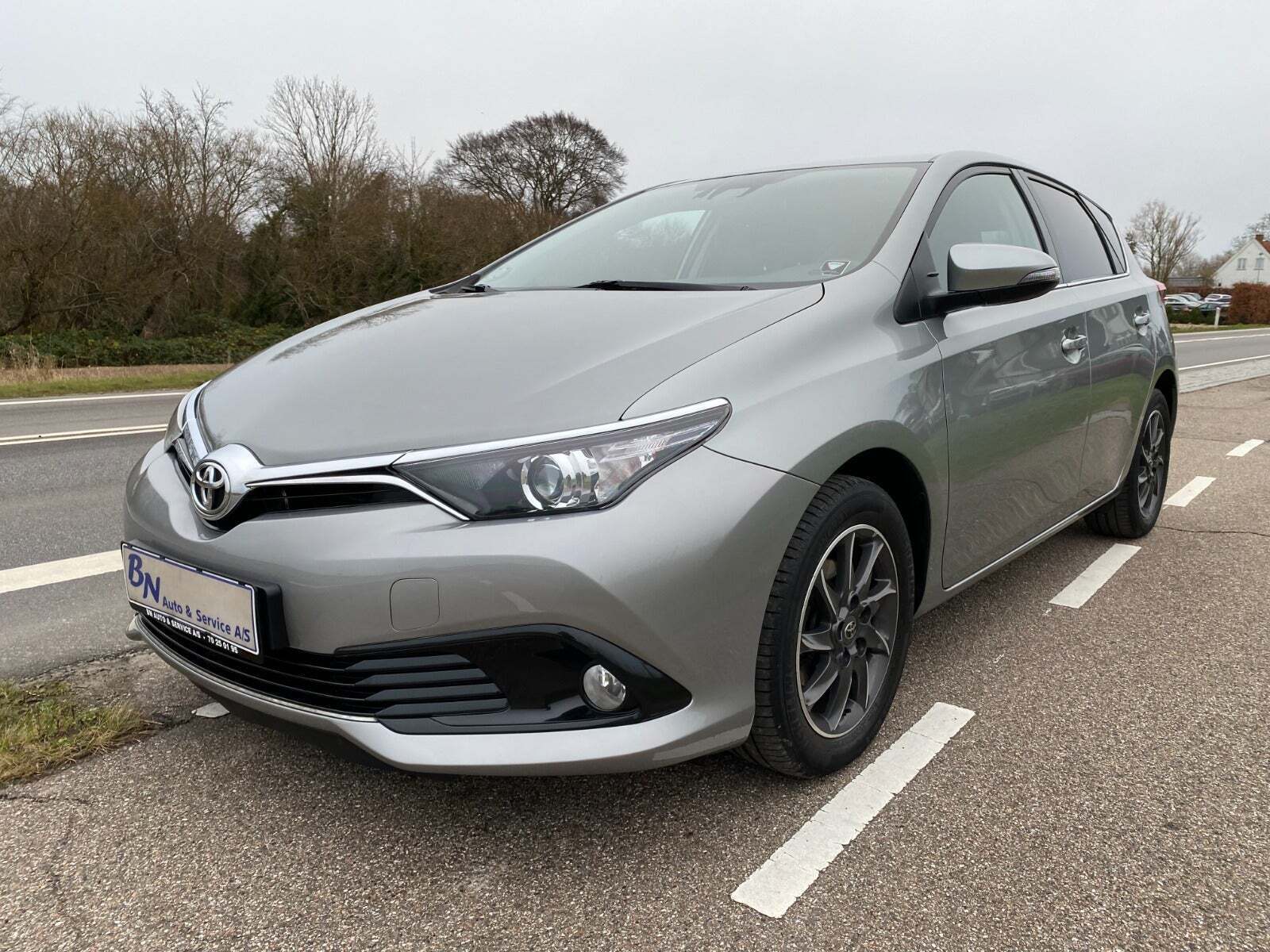 Grå Toyota Auris fra 2016 set udefra