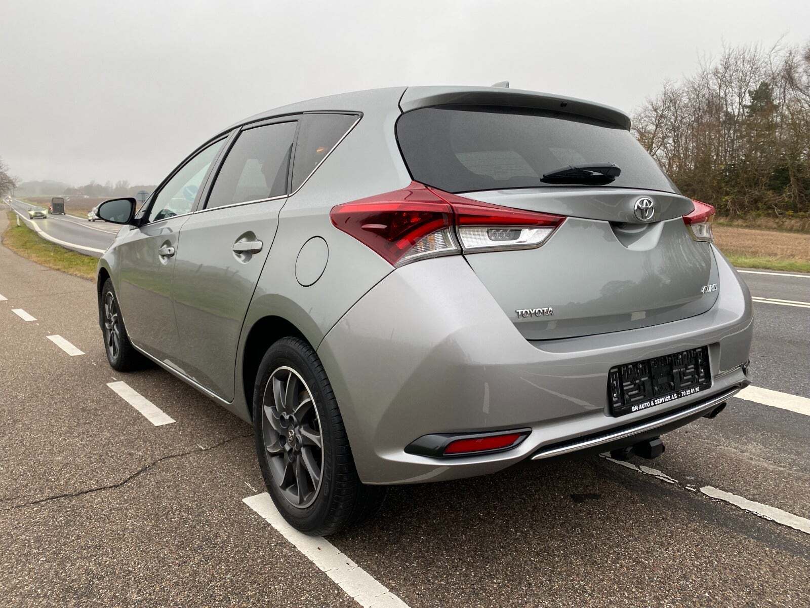 Grå Toyota Auris fra 2016