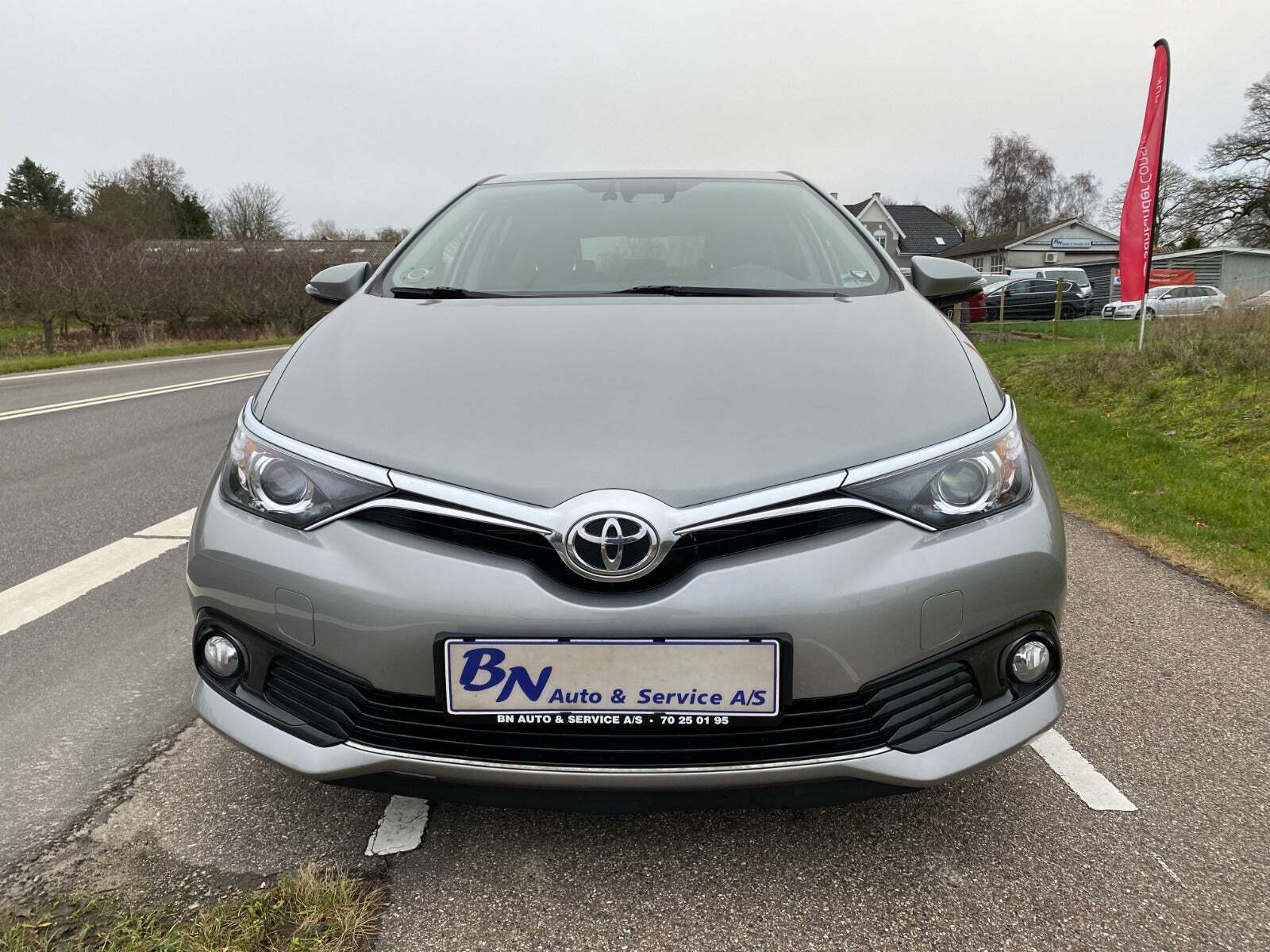 Grå Toyota Auris fra 2016 set udefra
