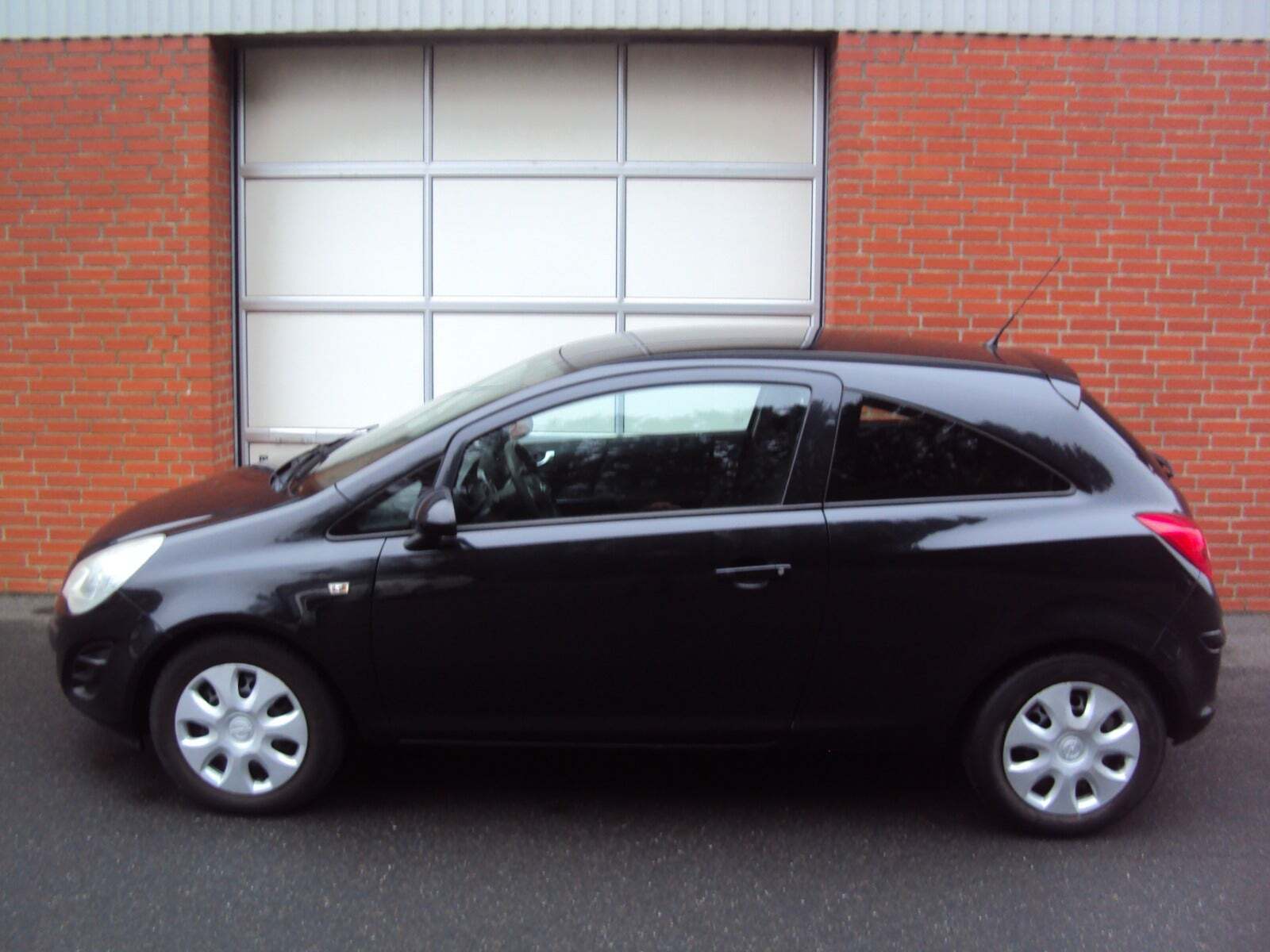 Sort Opel Corsa fra 2013