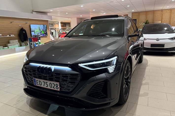 Grå Audi Q8 e-tron fra 2023