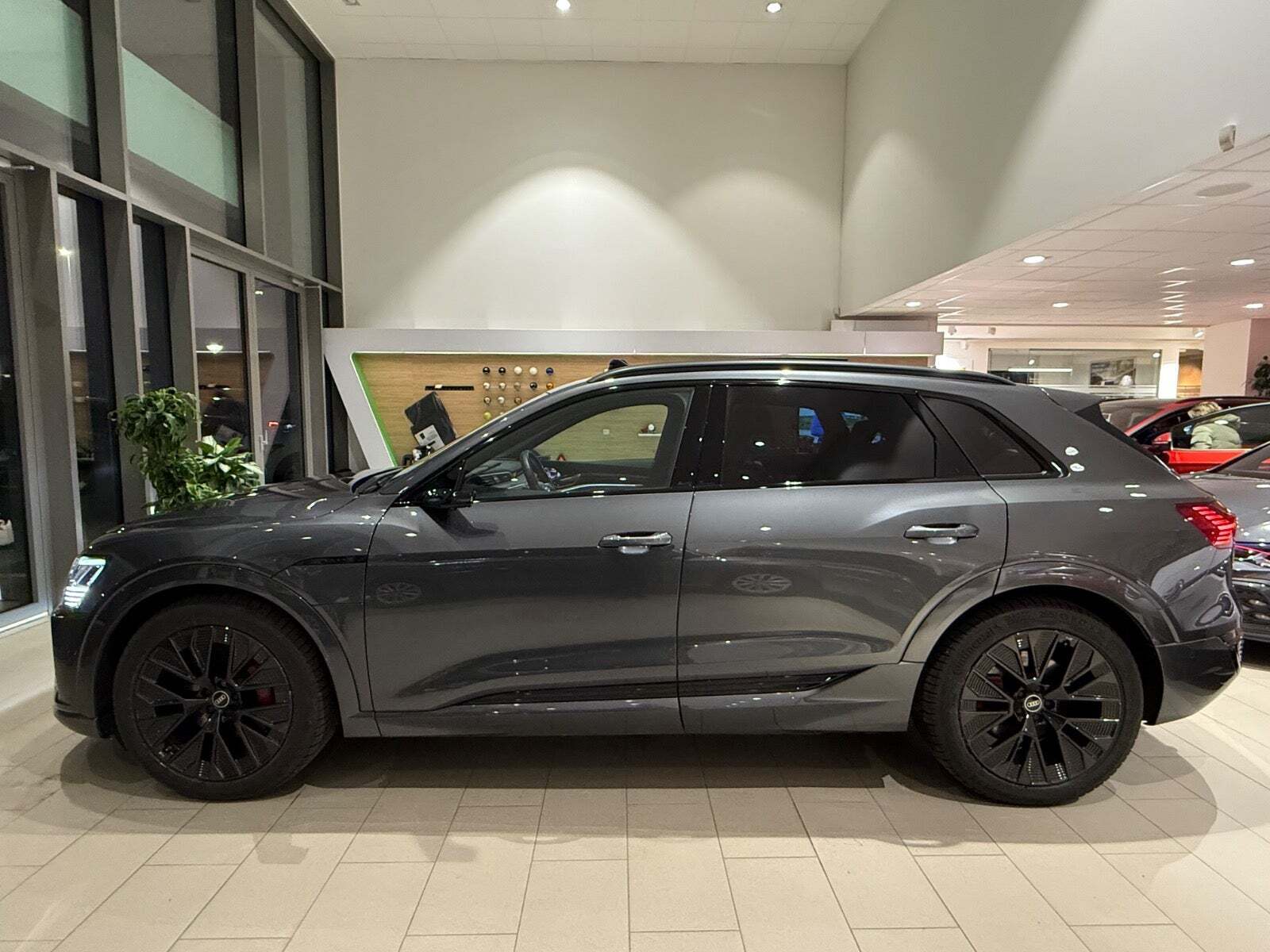 Grå Audi Q8 e-tron fra 2023