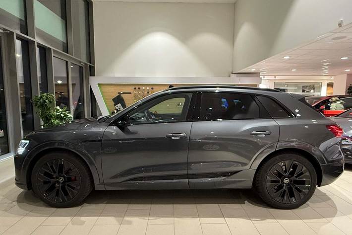 Grå Audi Q8 e-tron fra 2023