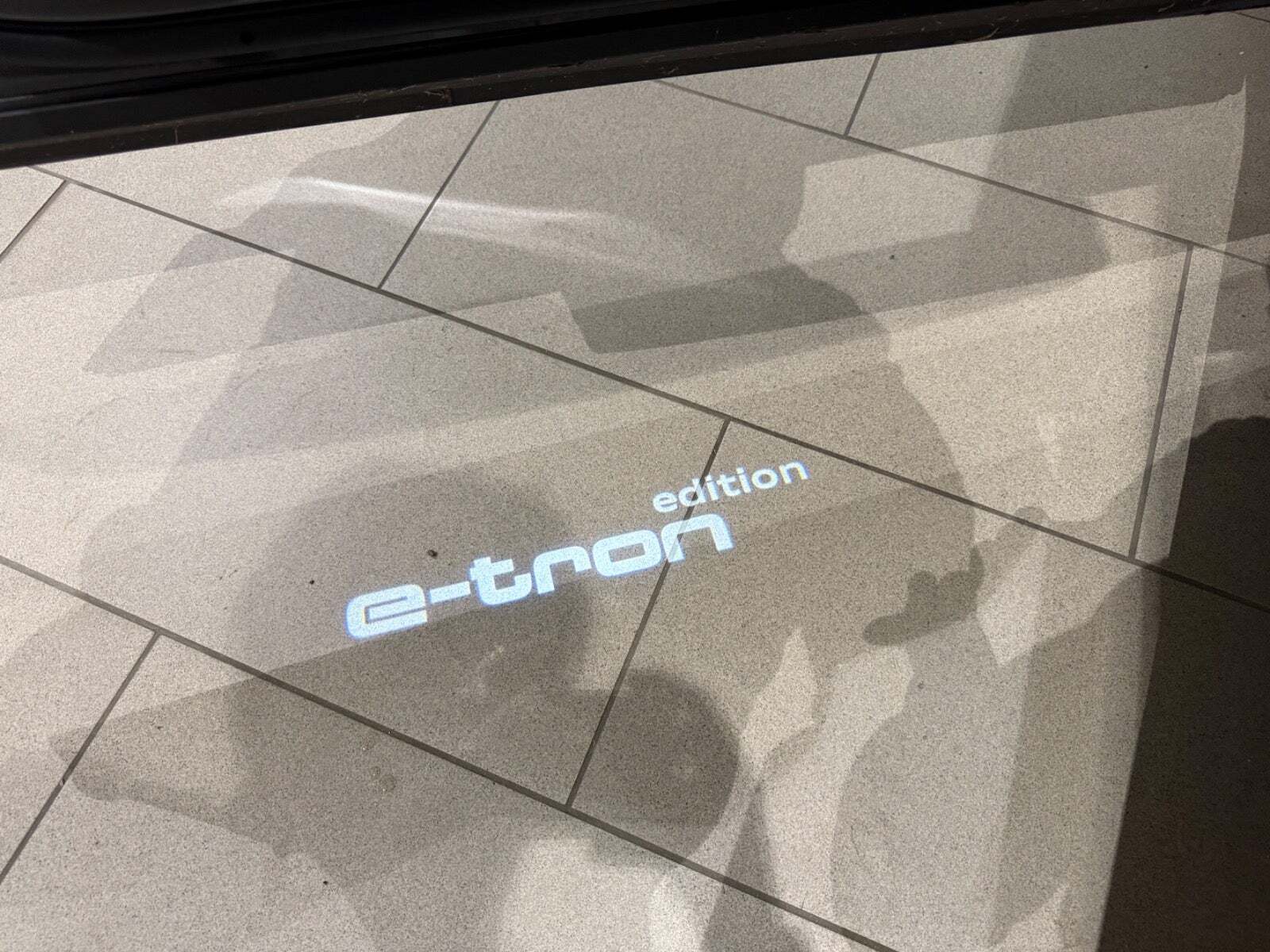 Grå Audi Q8 e-tron fra 2023