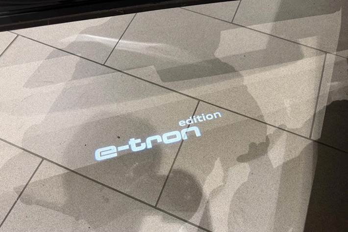 Grå Audi Q8 e-tron fra 2023