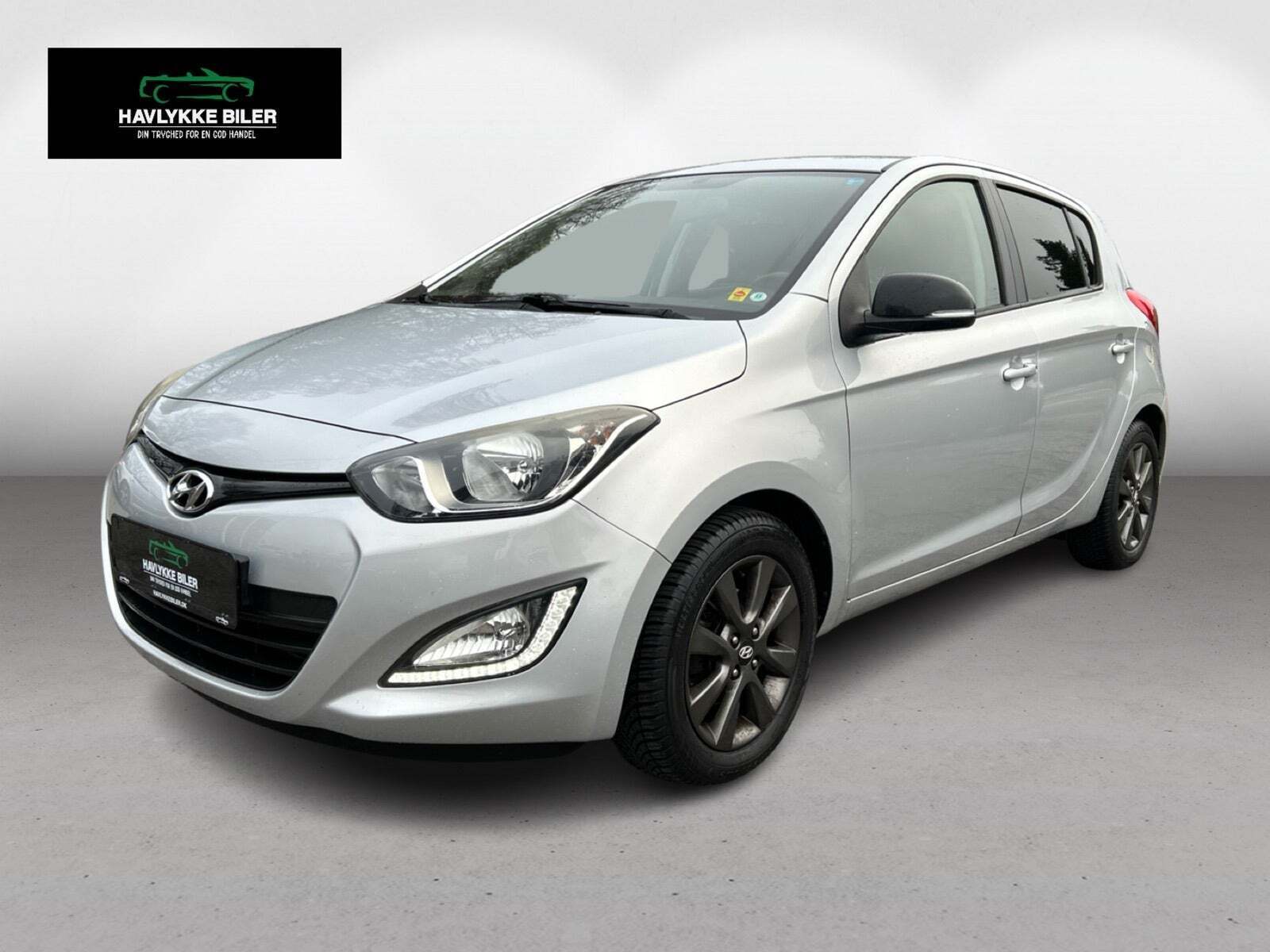 Sølv Hyundai i20 fra 2013 set udefra