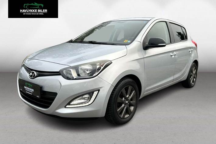 Sølv Hyundai i20 fra 2013 set udefra