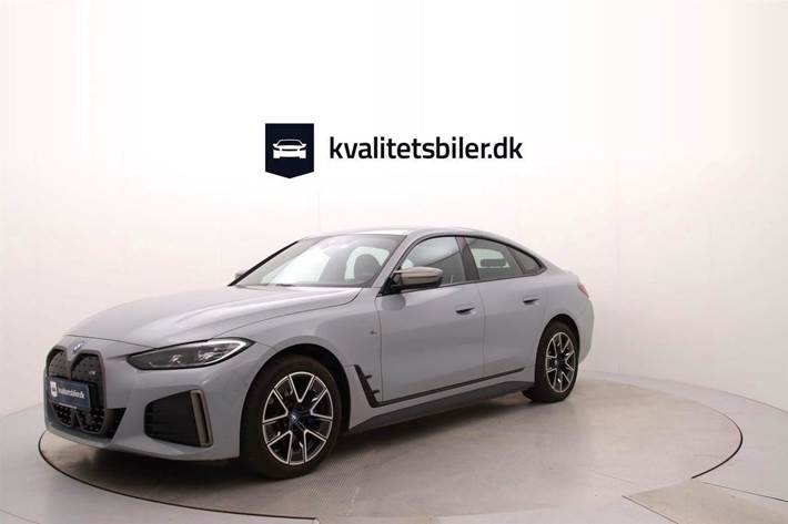 Grå BMW i4 fra 2023 set udefra
