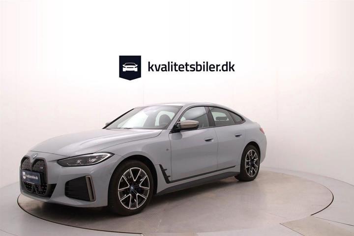 Grå BMW i4 fra 2023 set udefra