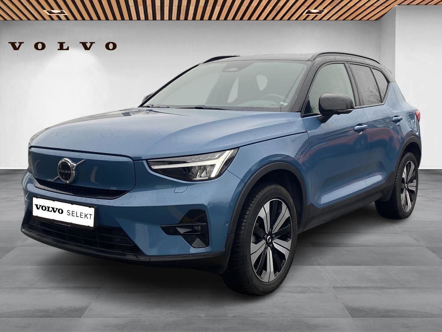 Blå Volvo XC40 fra 2023 set udefra