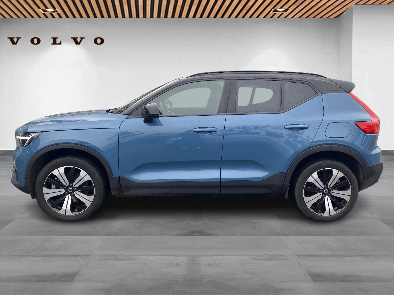Blå Volvo XC40 fra 2023