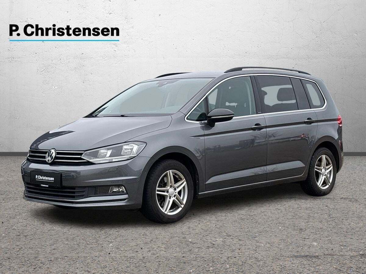 Sort VW Touran fra 2019 set udefra