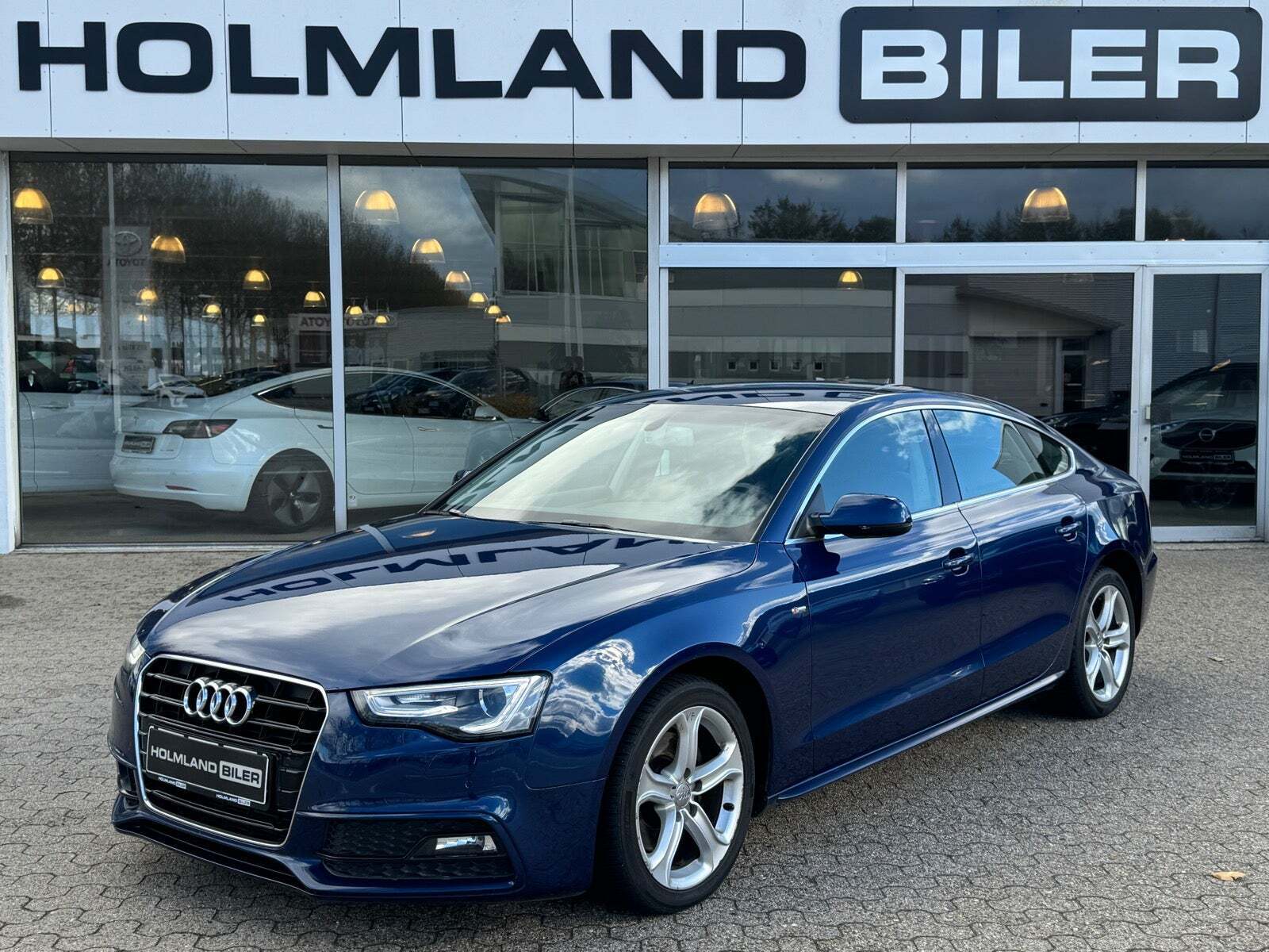 Blå Audi A5 fra 2016 set udefra