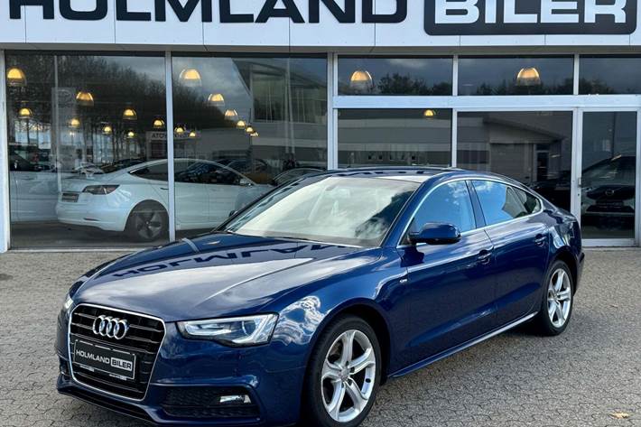 Blå Audi A5 fra 2016 set udefra