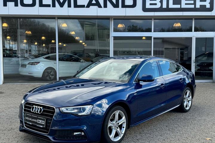 Blå Audi A5 fra 2016 set udefra
