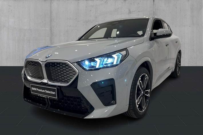 Grå BMW iX2 fra 2024 set udefra