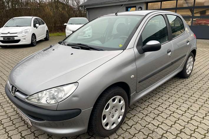 Sølv Peugeot 206 fra 2005