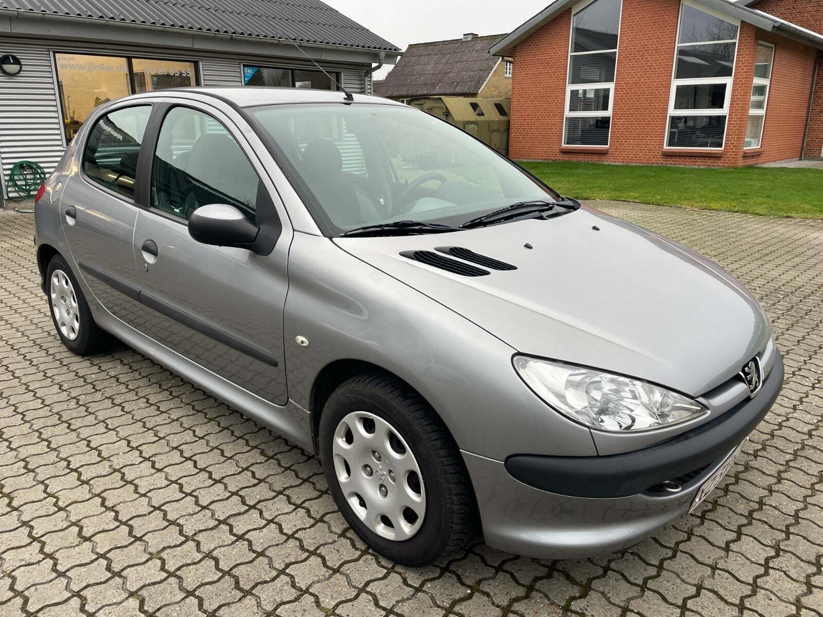 Sølv Peugeot 206 fra 2005