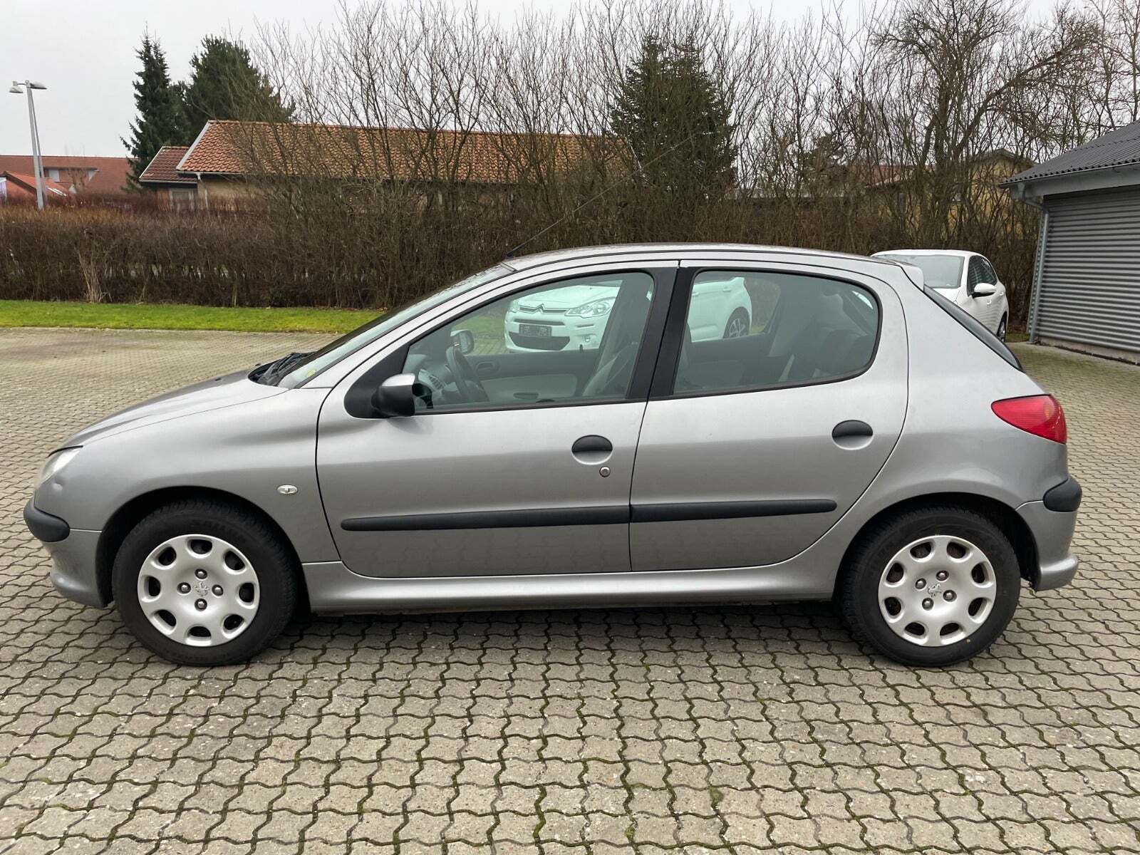 Sølv Peugeot 206 fra 2005