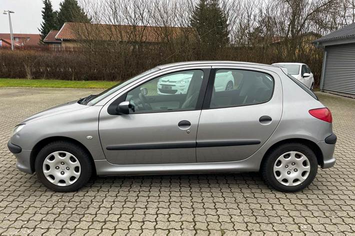 Sølv Peugeot 206 fra 2005