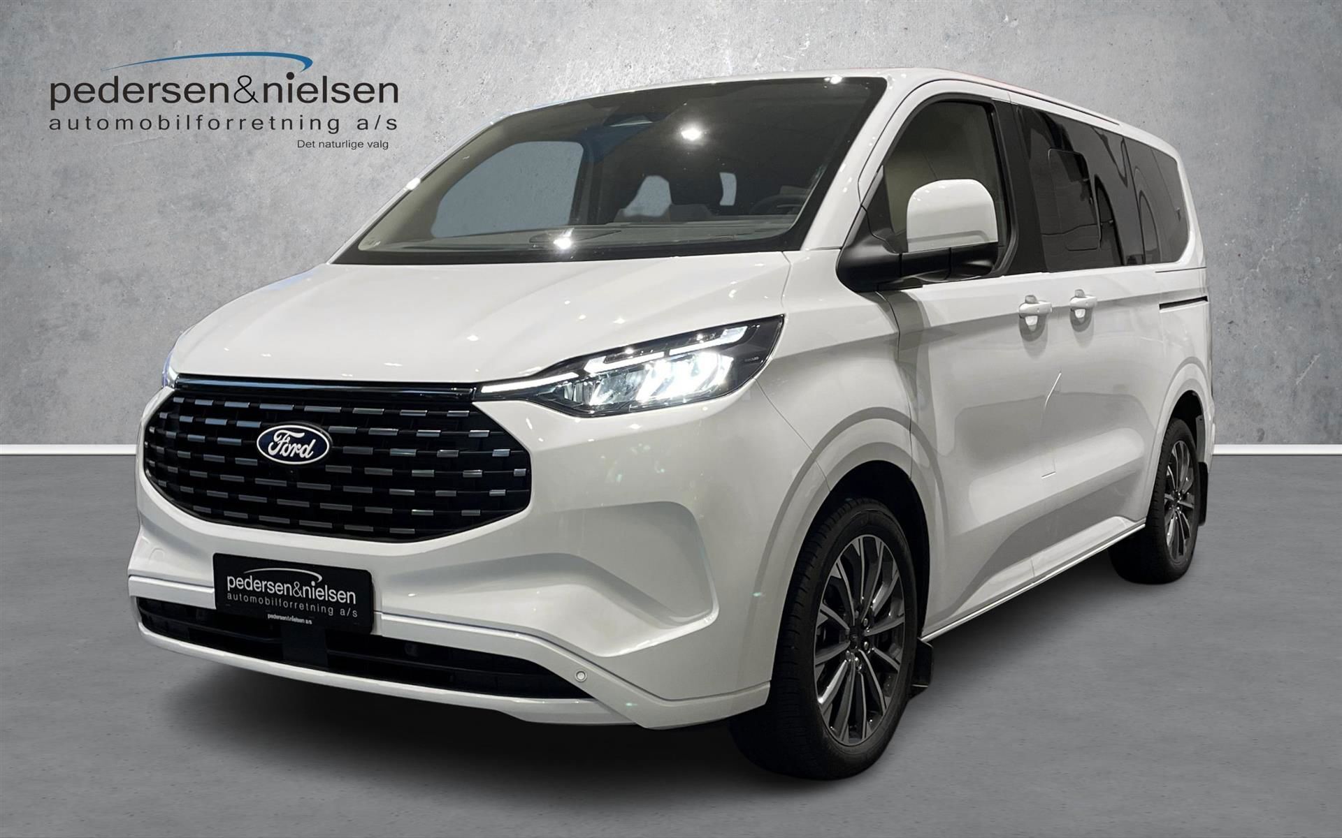 Hvid Ford Tourneo Custom fra 2024 set udefra