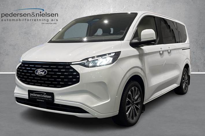 Hvid Ford Tourneo Custom fra 2024 set udefra