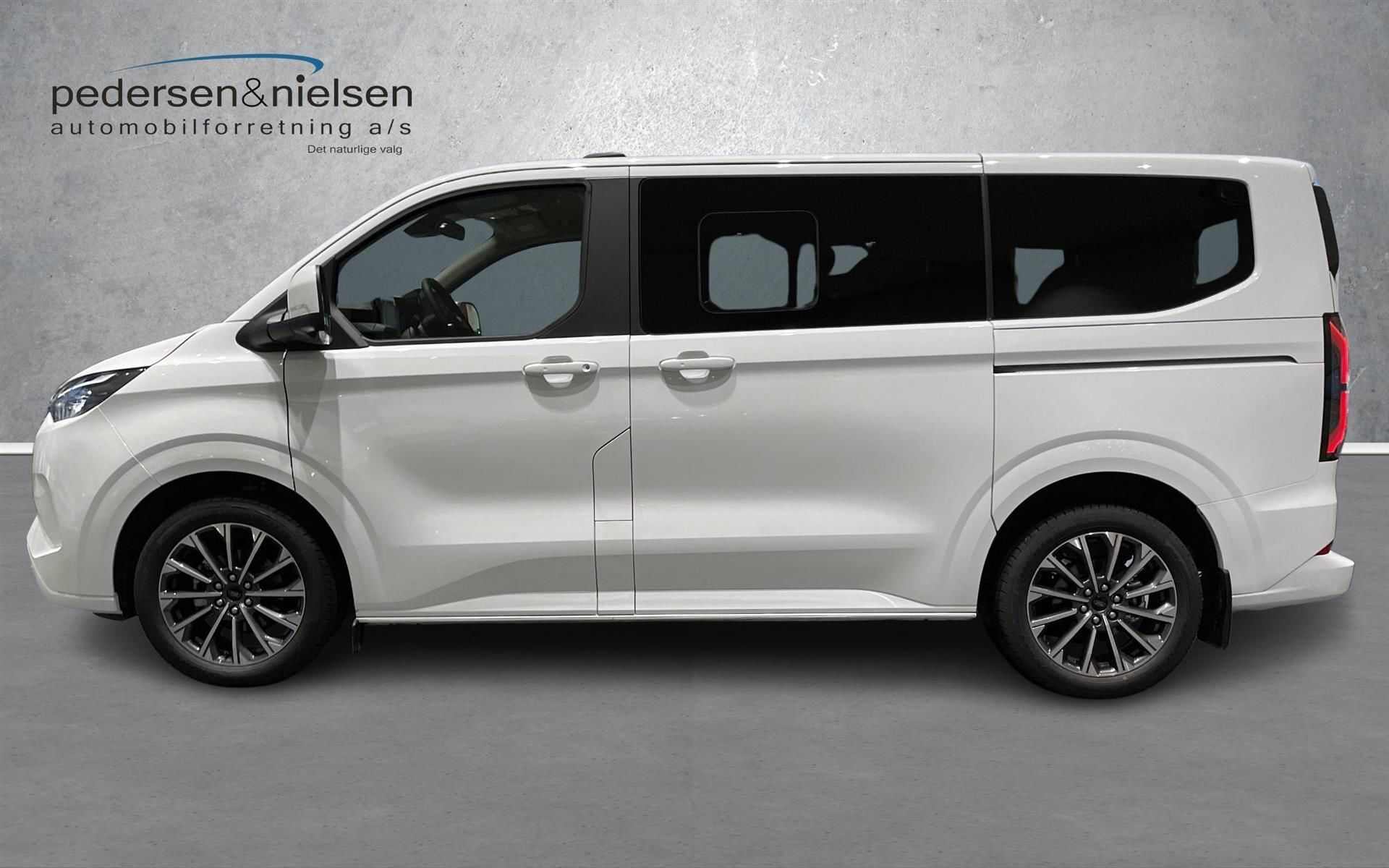 Hvid Ford Tourneo Custom fra 2024 set udefra