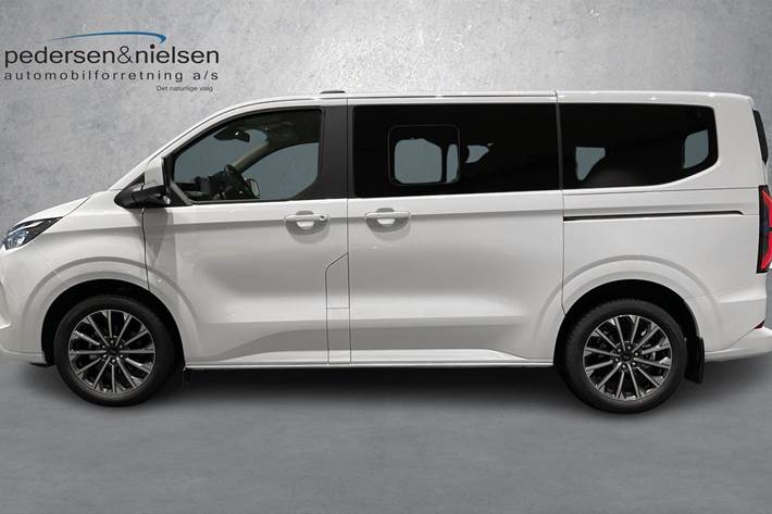 Hvid Ford Tourneo Custom fra 2024 set udefra