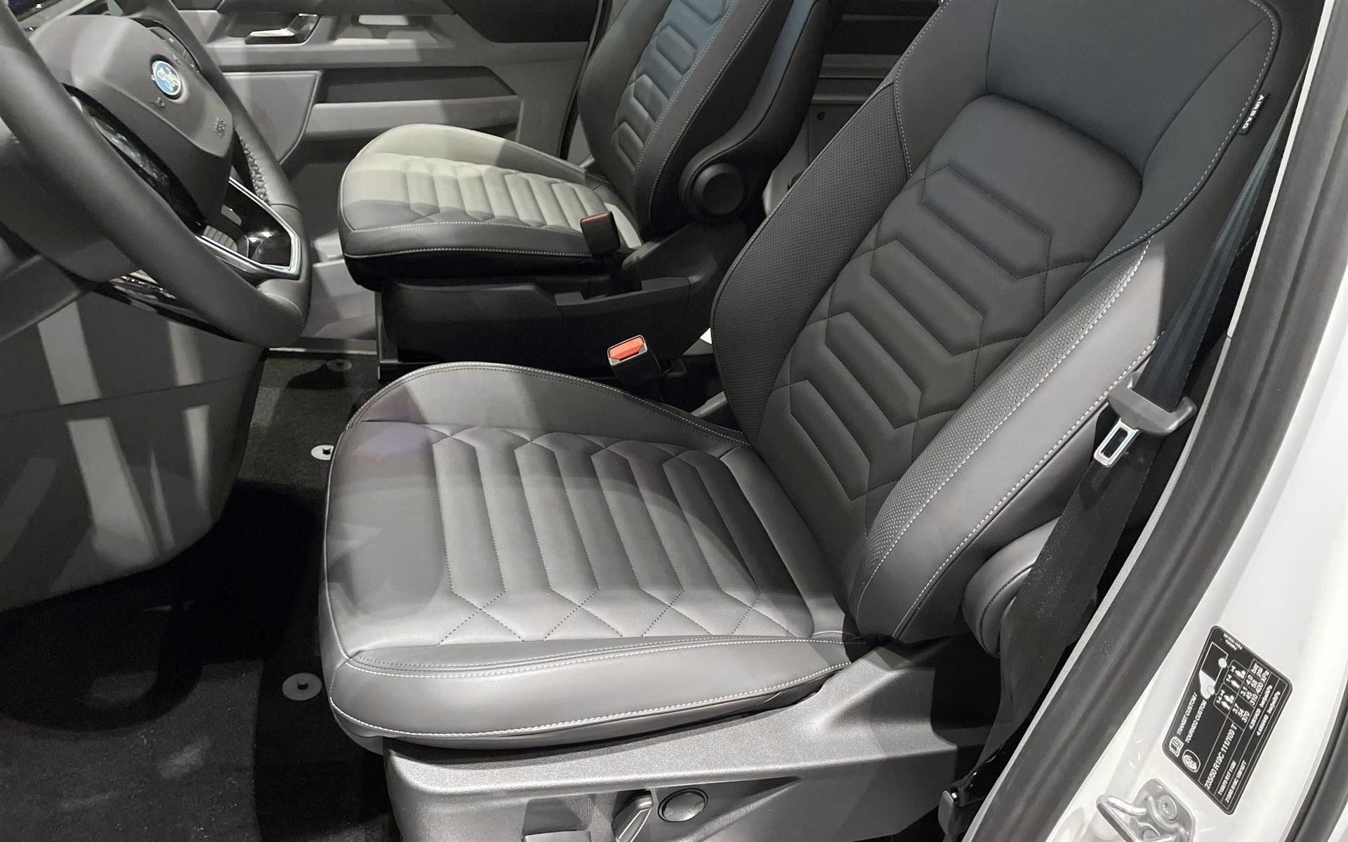 Hvid Ford Tourneo Custom fra 2024