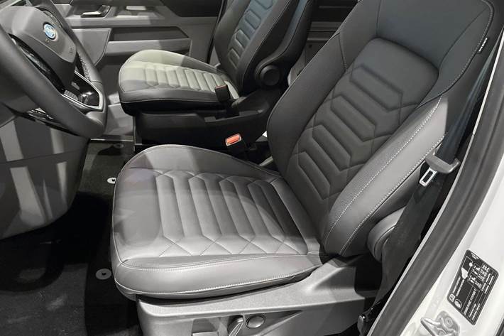 Hvid Ford Tourneo Custom fra 2024