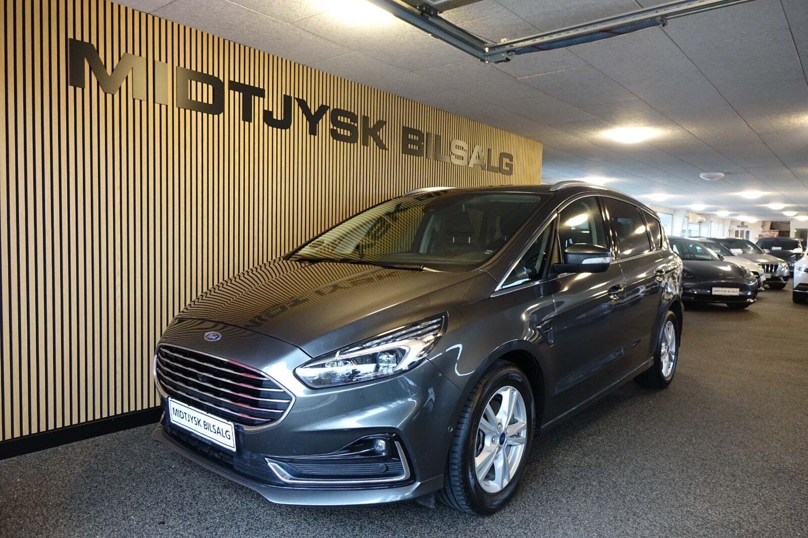 Sort Ford S-MAX fra 2020 set udefra