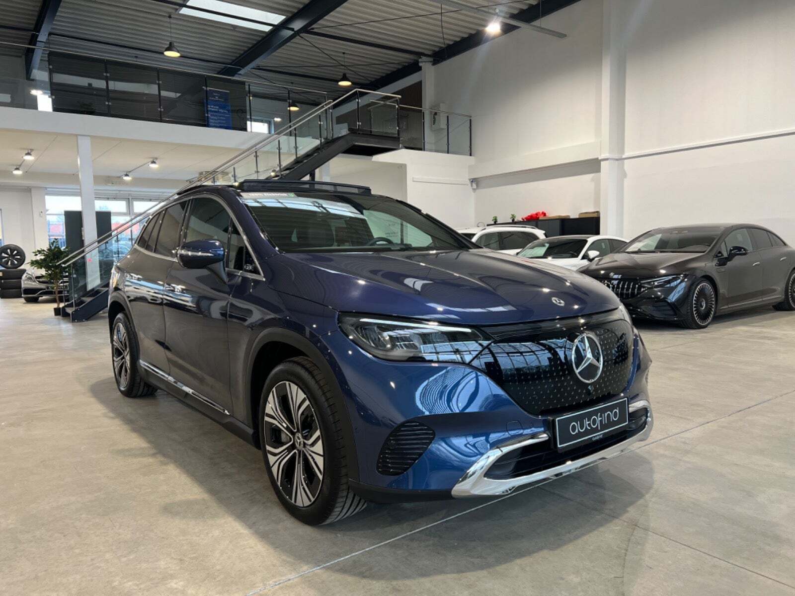 Blå Mercedes EQE350+ SUV fra 2024 set udefra