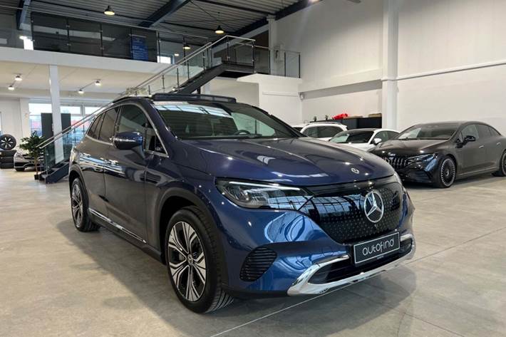 Blå Mercedes EQE350+ SUV fra 2024 set udefra