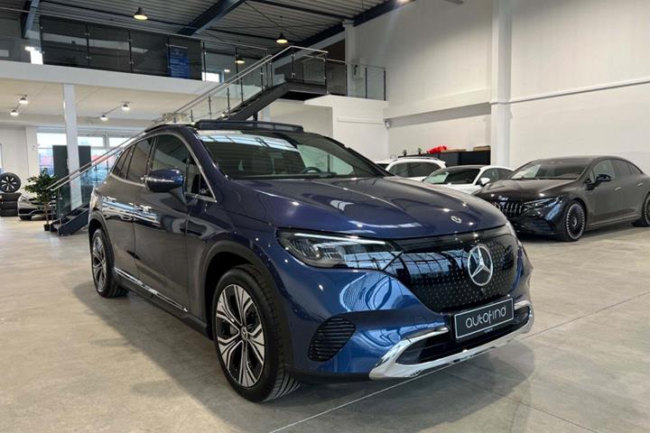 Blå Mercedes EQE350+ SUV fra 2024 set udefra