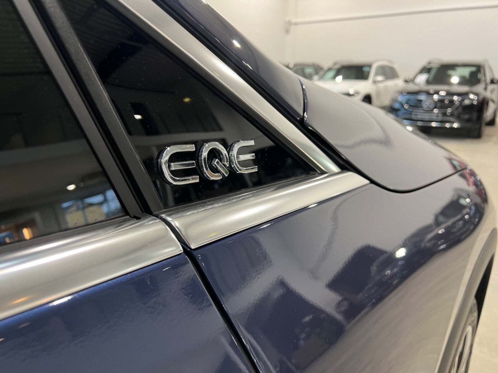 Blå Mercedes EQE350+ SUV fra 2024