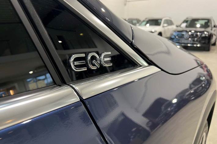 Blå Mercedes EQE350+ SUV fra 2024