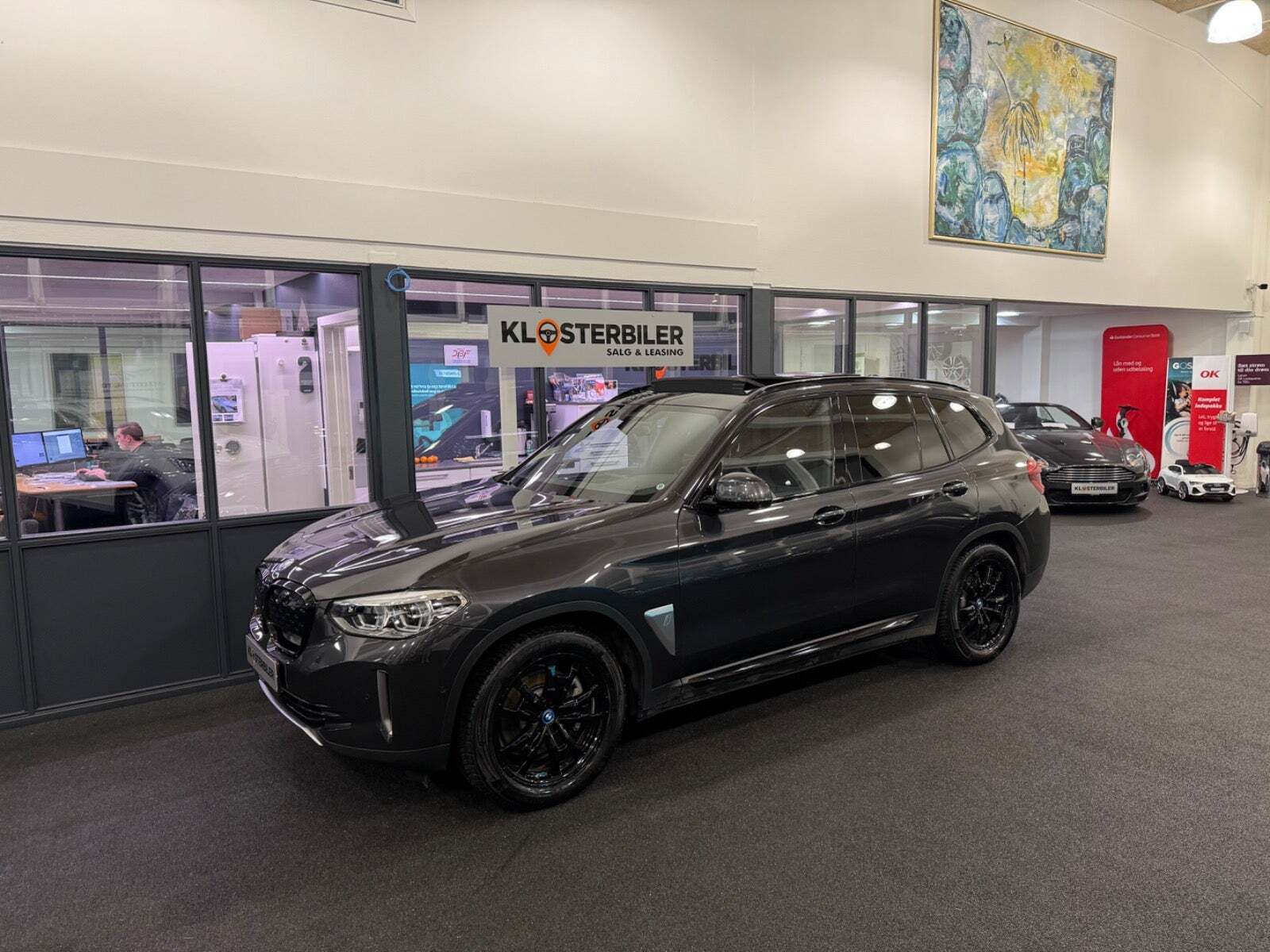 Grå BMW iX3 fra 2021