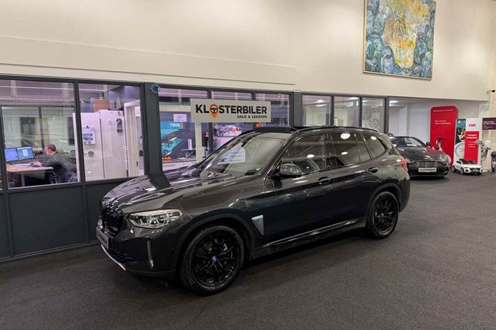 Grå BMW iX3 fra 2021