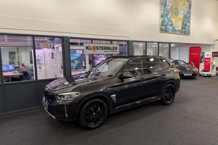 Grå BMW iX3 fra 2021