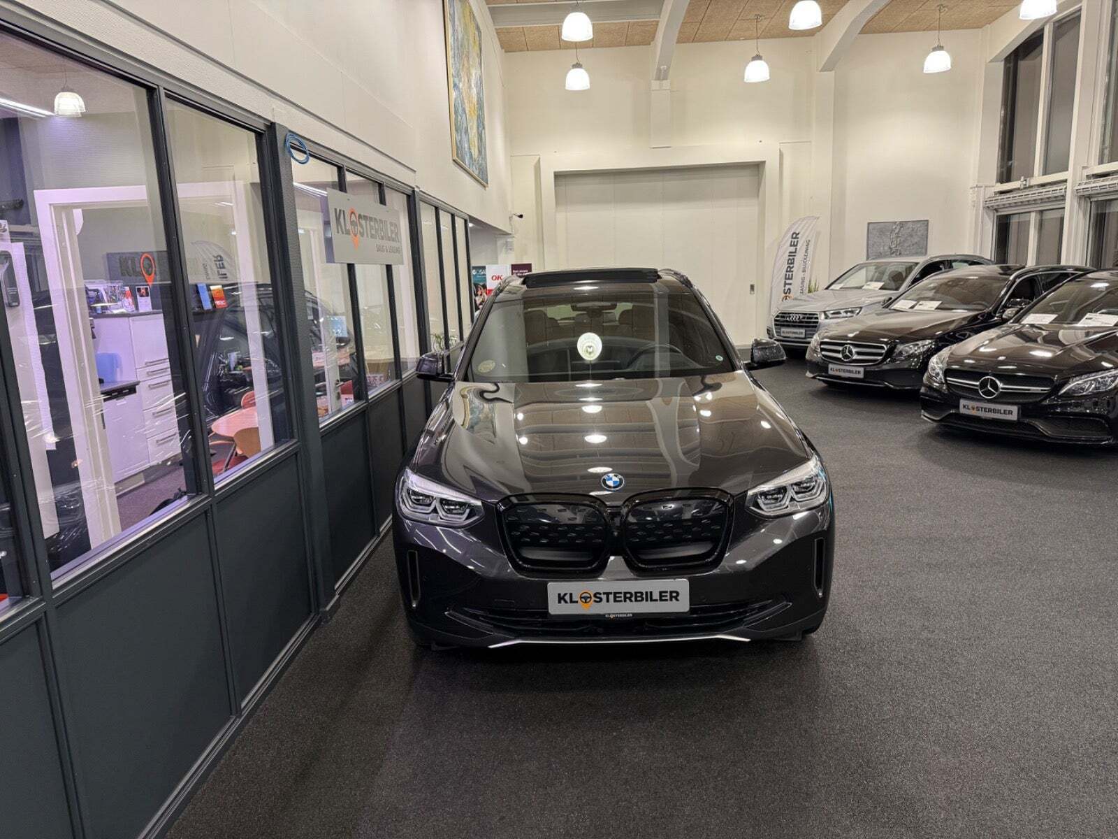 Grå BMW iX3 fra 2021