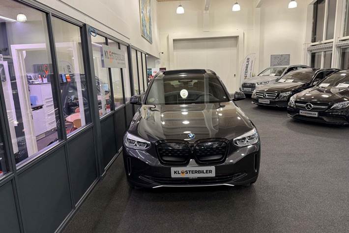 Grå BMW iX3 fra 2021